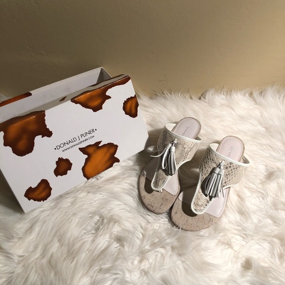 ~Donald Pliner~ white/cream snake skin sandals. - Picture 3 of 6